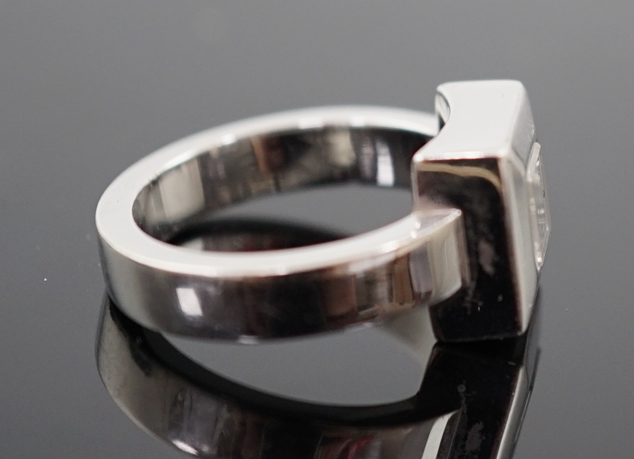 A modern Chopard 18ct white gold 'Happy Floating' diamond ring
